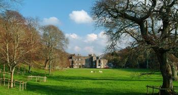 Figure ‎2.16: A photograph of a manor house surrounded by parkland.