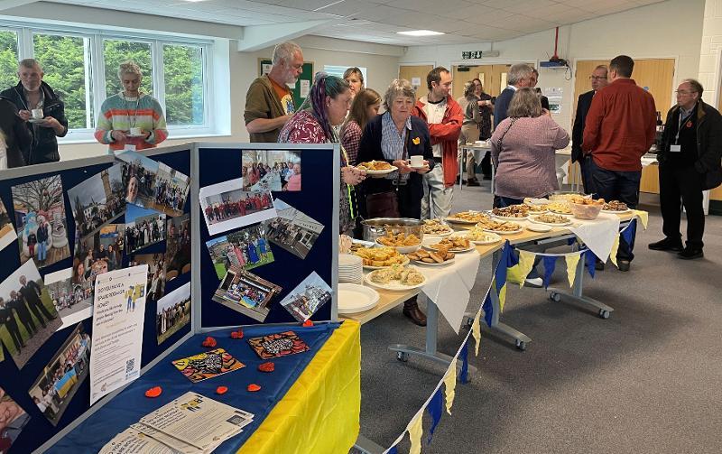 People getting food and drinking tea at the Lunch and Learn Event 